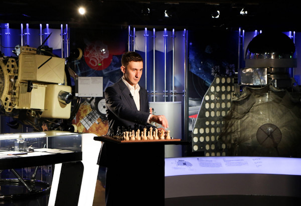 Сергей Карякин проэкзаменовал космонавтов