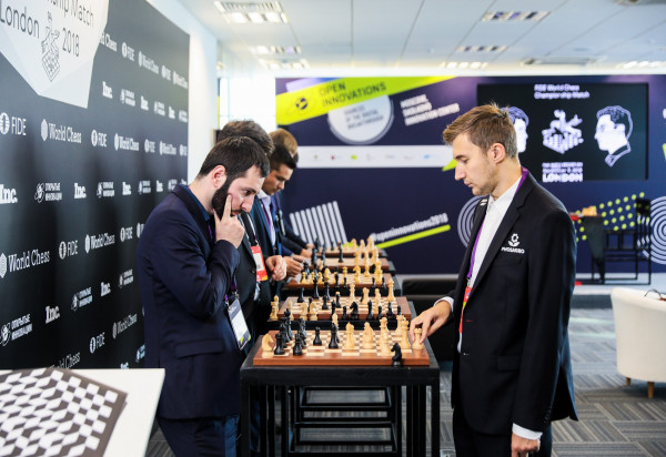 Сергей Карякин сыграл с бизнесменами и предпринима…