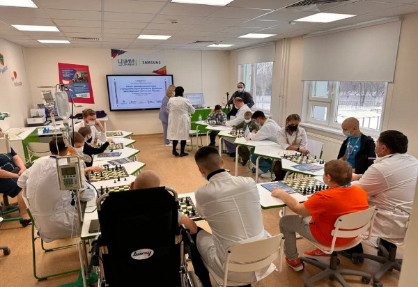 Даниил Дубов сыграл с маленькими пациентами Онкоце…